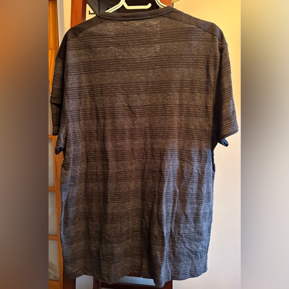 NWT GUESS T-shirt - Picture 2 of 3